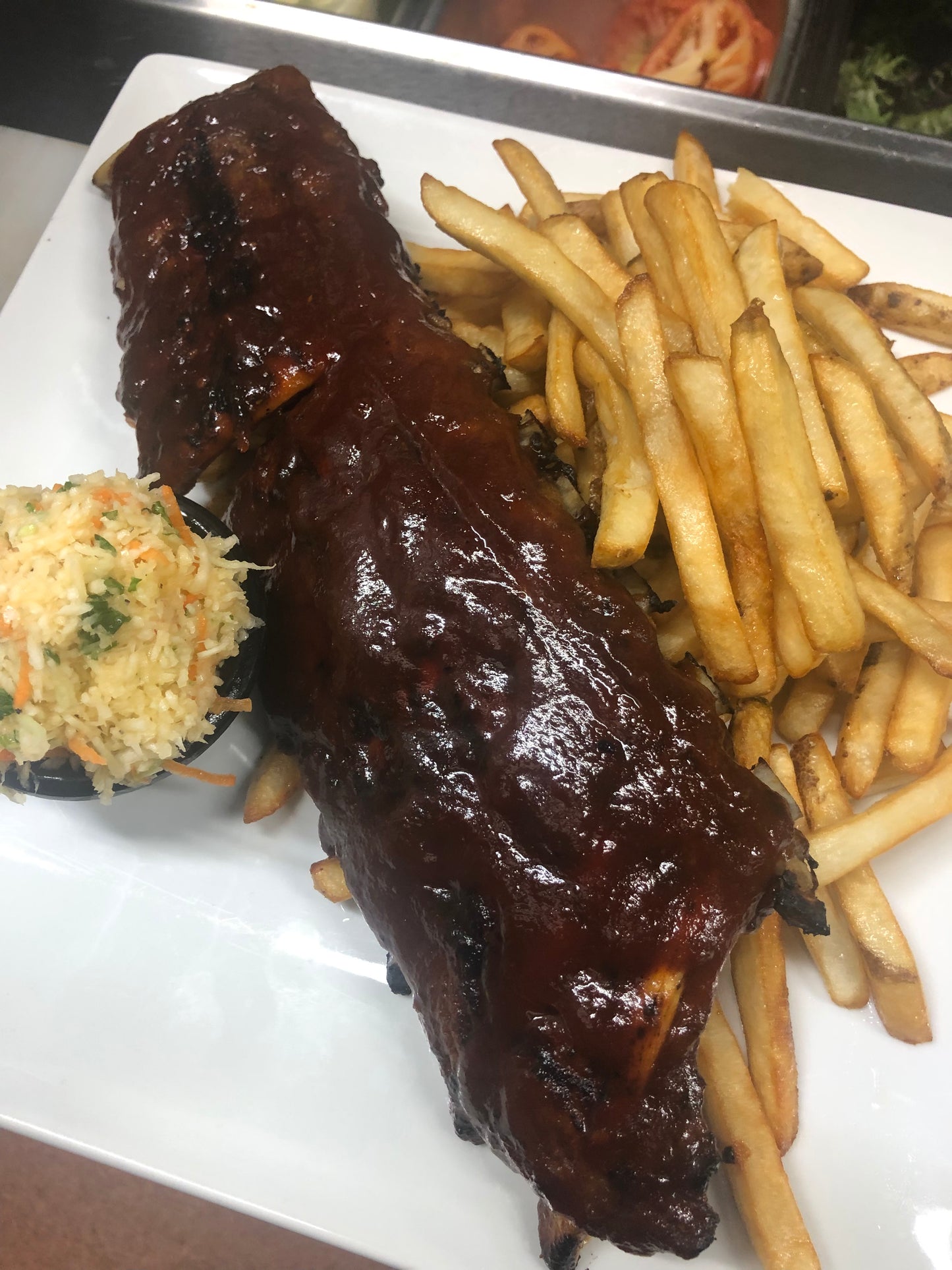 RIBS - Plein Rack. Servi avec frites et salade de choux